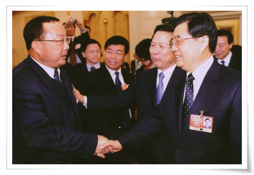 在十一屆全國人大會議上，時任中共中央總書記胡錦濤親切接見集團創始人劉慶年